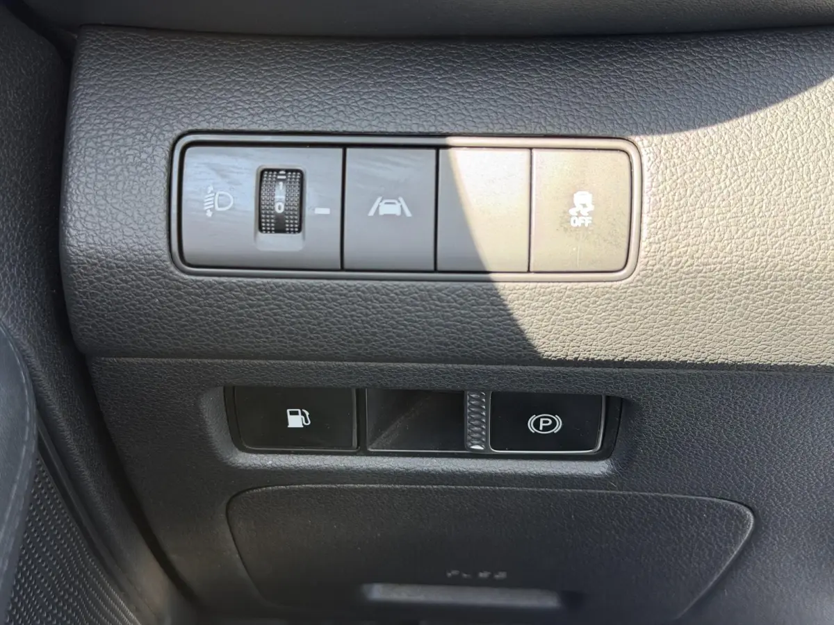 1.6 T-GDI PHEV Comfort Smart / Dealer onderhouden / Fabrieksgarantie tot 03-2028 / 1.350 kg trekhaak Afneembaar / Navigatie / Dodehoek Detectie / Camera / Elektr. Stoelen / Stoelverwarming /