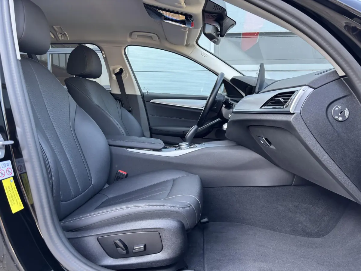5 Serie Touring 530e xDrive Executive / Elektrische trekhaak 2.000 kg / SOH 89% / LED / Volledig Dealer Onderhouden / Leder / Apple Carplay/Android Auto / Camera / Navigatie / Stoel Verwarmi