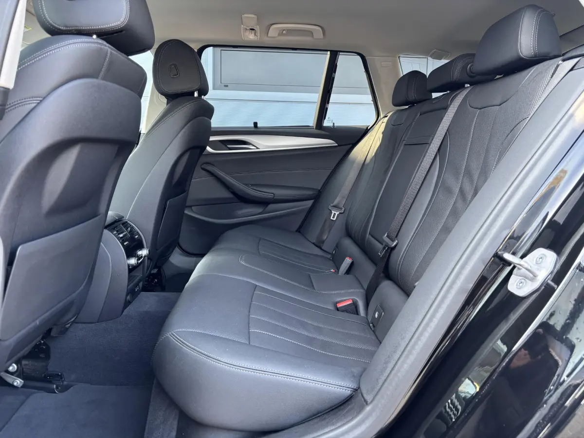 5 Serie Touring 530e xDrive Executive / Elektrische trekhaak 2.000 kg / SOH 89% / LED / Volledig Dealer Onderhouden / Leder / Apple Carplay/Android Auto / Camera / Navigatie / Stoel Verwarmi