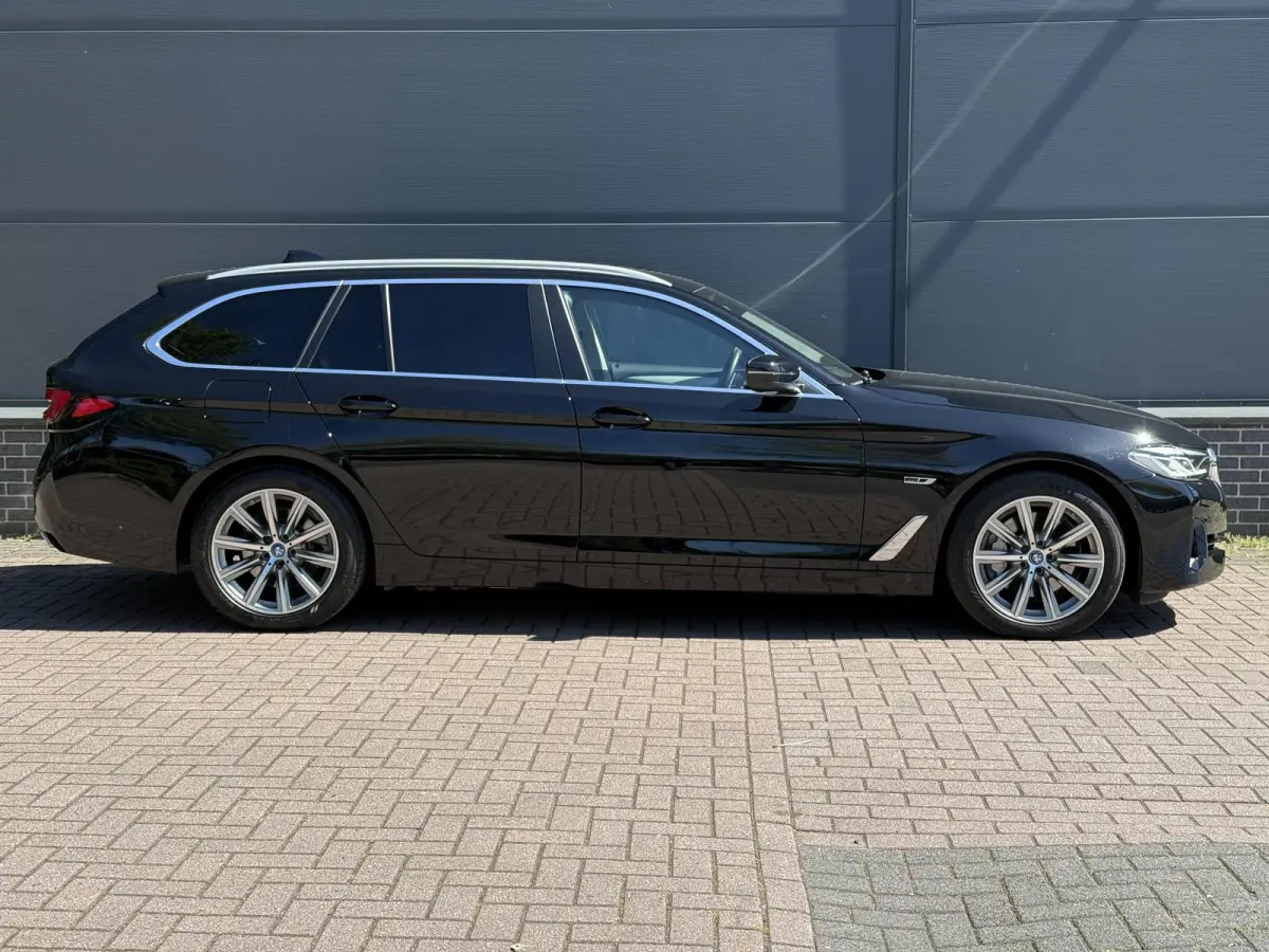 5 Serie Touring 530e xDrive Executive / Elektrische trekhaak 2.000 kg / SOH 89% / LED / Volledig Dealer Onderhouden / Leder / Apple Carplay/Android Auto / Camera / Navigatie / Stoel Verwarmi