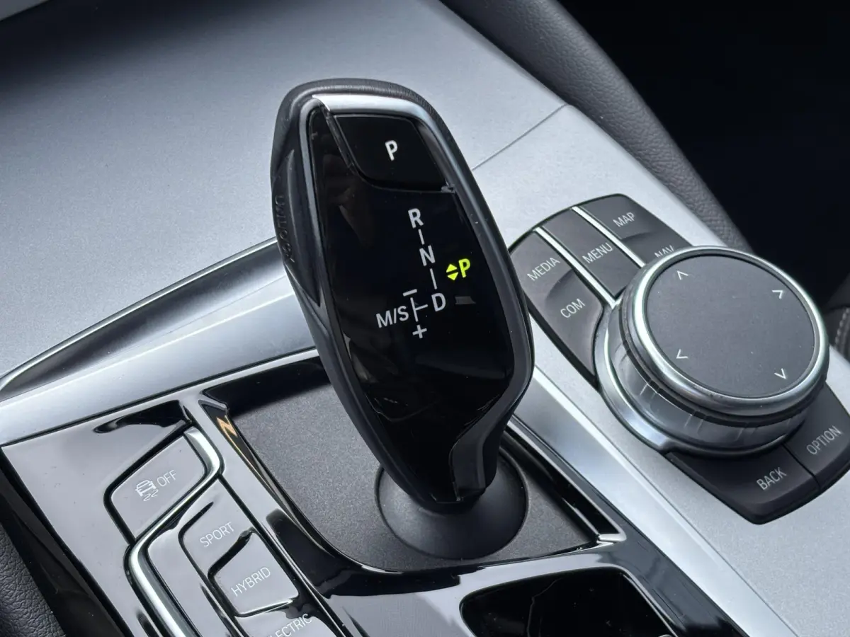 5 Serie Touring 530e xDrive Executive / Elektrische trekhaak 2.000 kg / SOH 89% / LED / Volledig Dealer Onderhouden / Leder / Apple Carplay/Android Auto / Camera / Navigatie / Stoel Verwarmi