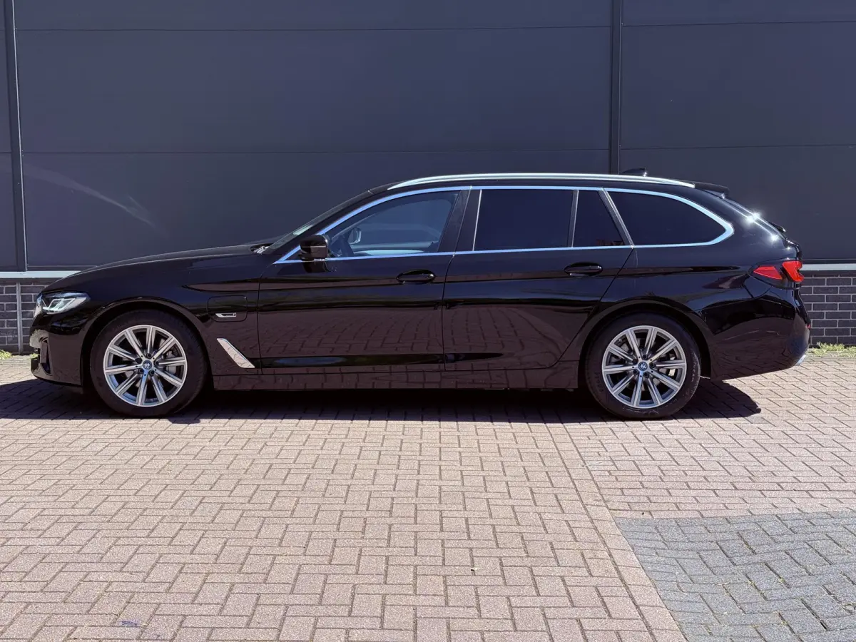 5 Serie Touring 530e xDrive Executive / Elektrische trekhaak 2.000 kg / SOH 89% / LED / Volledig Dealer Onderhouden / Leder / Apple Carplay/Android Auto / Camera / Navigatie / Stoel Verwarmi