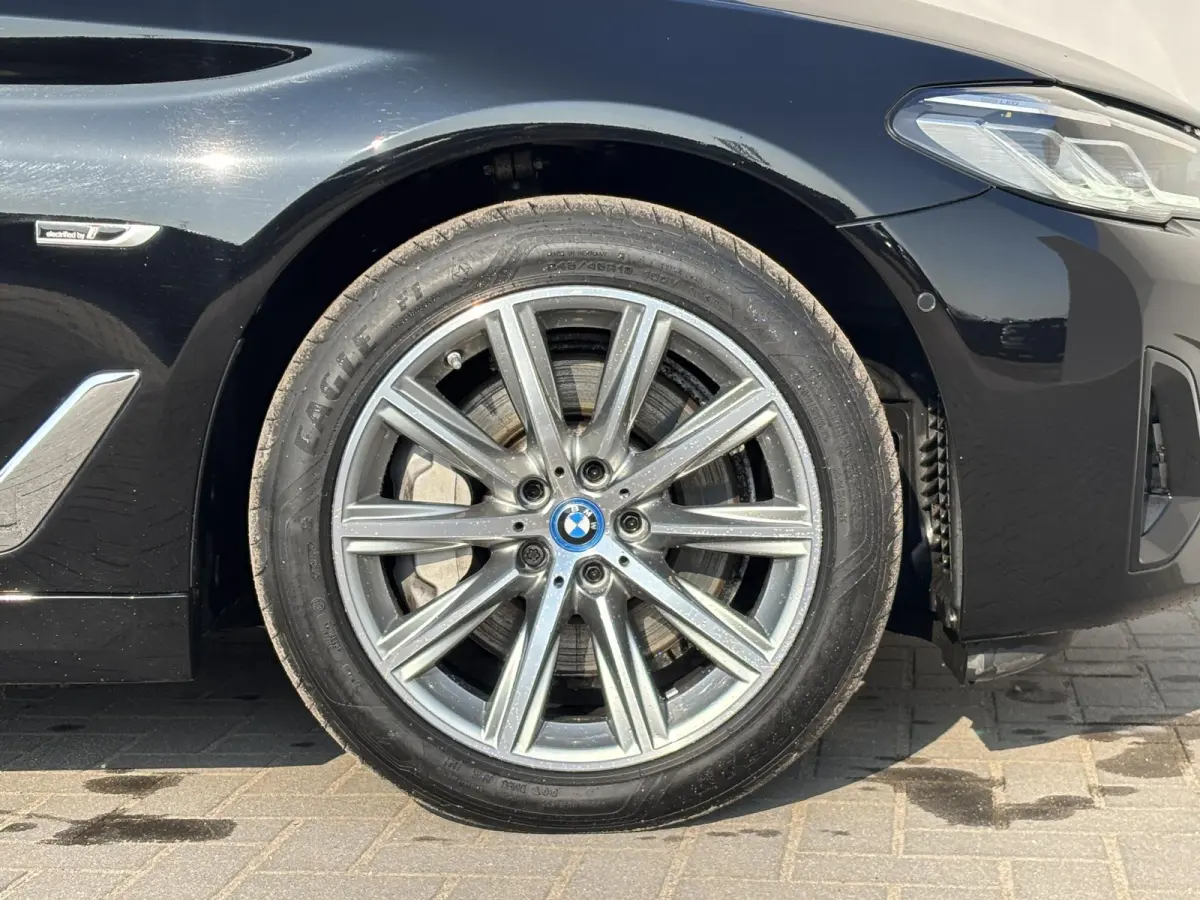 5 Serie Touring 530e xDrive Executive / Elektrische trekhaak 2.000 kg / SOH 89% / LED / Volledig Dealer Onderhouden / Leder / Apple Carplay/Android Auto / Camera / Navigatie / Stoel Verwarmi
