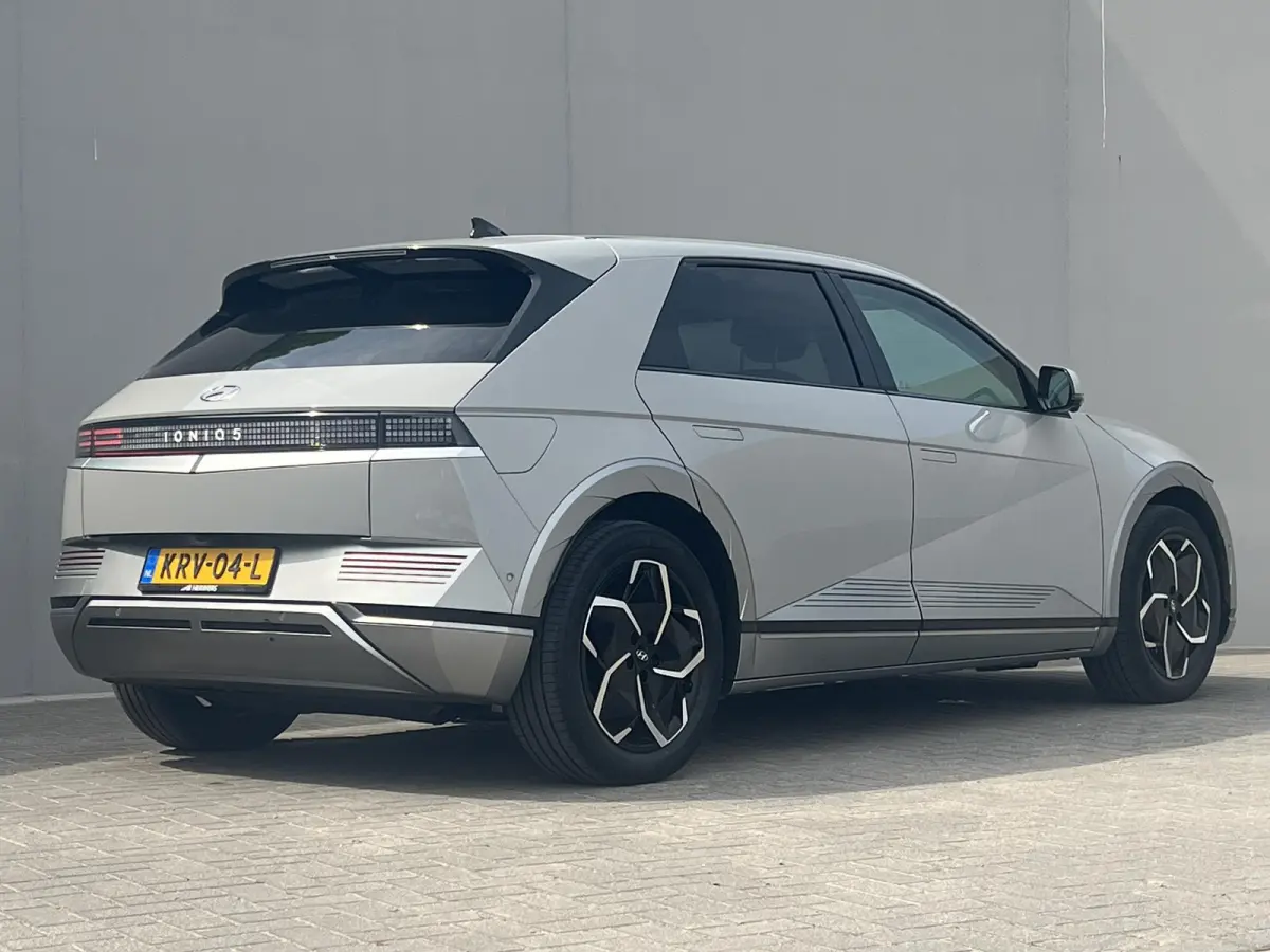 Connect 77.4 kWh / Fabrieksgarantie tot 05-2028 / Accu SoH 100 % / 1.600 kg trekgewicht / WLTP 507 km stad 710 km / CCS snel laden / Elektr. stoelen & klep / Stuur-, stoel- en achterbankverw