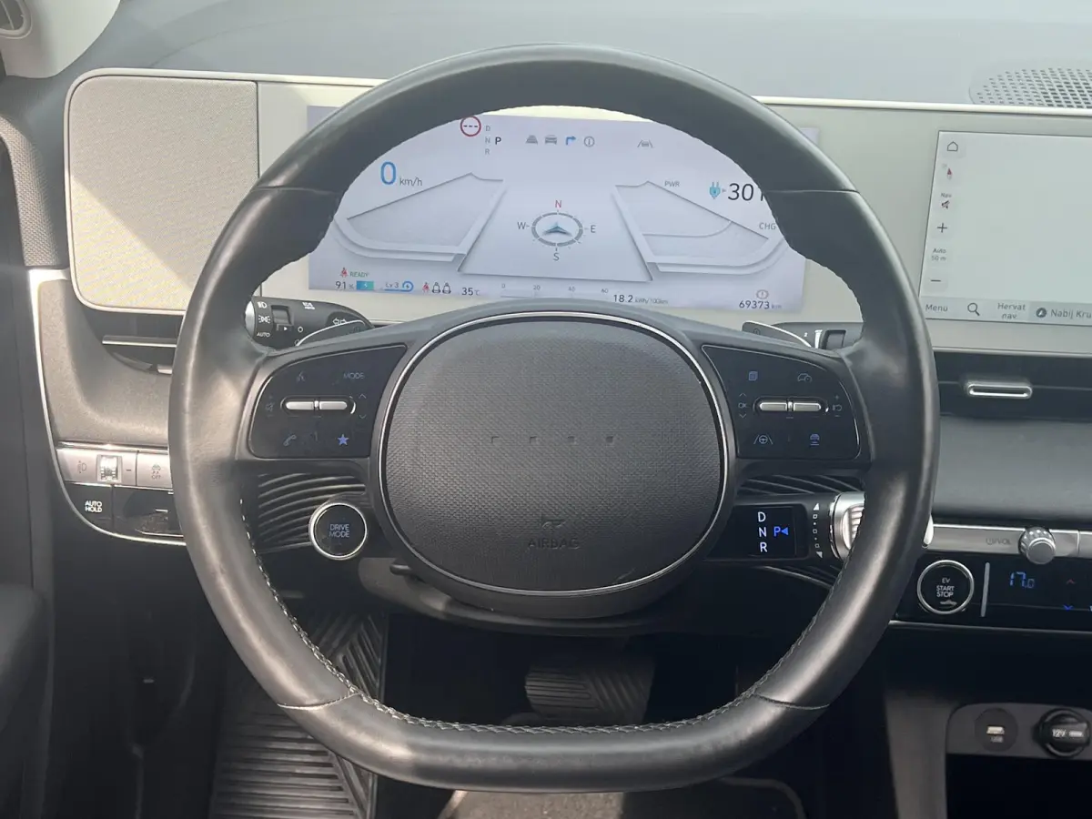 Connect 77.4 kWh / Fabrieksgarantie tot 05-2028 / Accu SoH 100 % / 1.600 kg trekgewicht / WLTP 507 km stad 710 km / CCS snel laden / Elektr. stoelen & klep / Stuur-, stoel- en achterbankverw