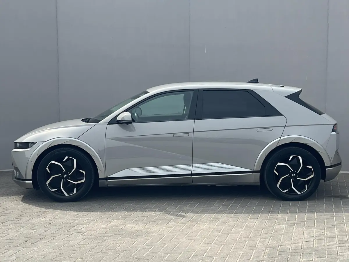 Connect 77.4 kWh / Fabrieksgarantie tot 05-2028 / Accu SoH 100 % / 1.600 kg trekgewicht / WLTP 507 km stad 710 km / CCS snel laden / Elektr. stoelen & klep / Stuur-, stoel- en achterbankverw