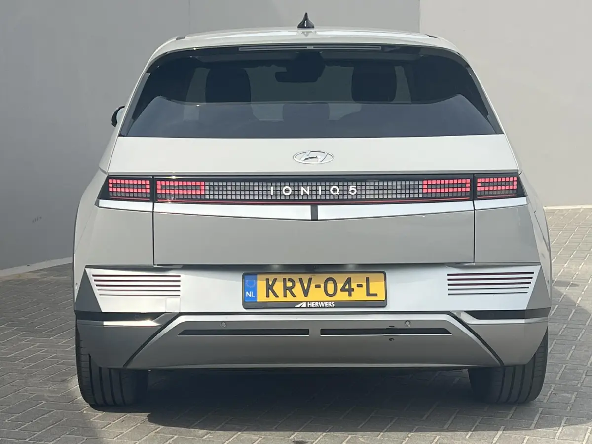 Connect 77.4 kWh / Fabrieksgarantie tot 05-2028 / Accu SoH 100 % / 1.600 kg trekgewicht / WLTP 507 km stad 710 km / CCS snel laden / Elektr. stoelen & klep / Stuur-, stoel- en achterbankverw