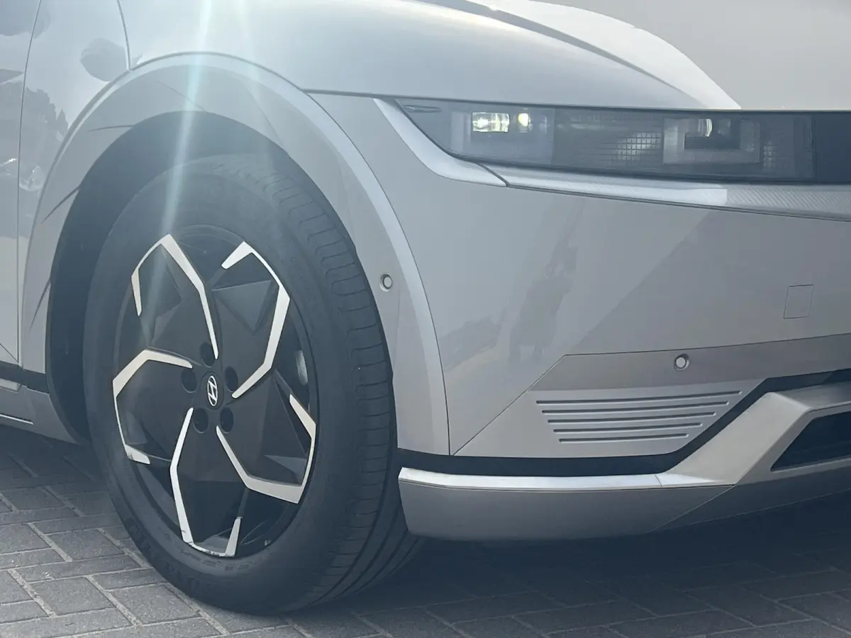 Connect 77.4 kWh / Fabrieksgarantie tot 05-2028 / Accu SoH 100 % / 1.600 kg trekgewicht / WLTP 507 km stad 710 km / CCS snel laden / Elektr. stoelen & klep / Stuur-, stoel- en achterbankverw
