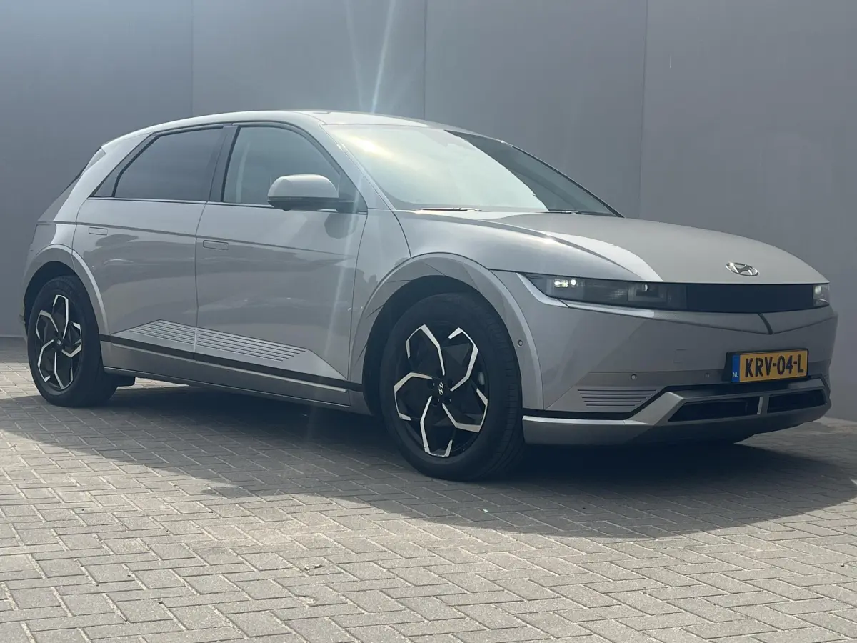 Connect 77.4 kWh / Fabrieksgarantie tot 05-2028 / Accu SoH 100 % / 1.600 kg trekgewicht / WLTP 507 km stad 710 km / CCS snel laden / Elektr. stoelen & klep / Stuur-, stoel- en achterbankverw