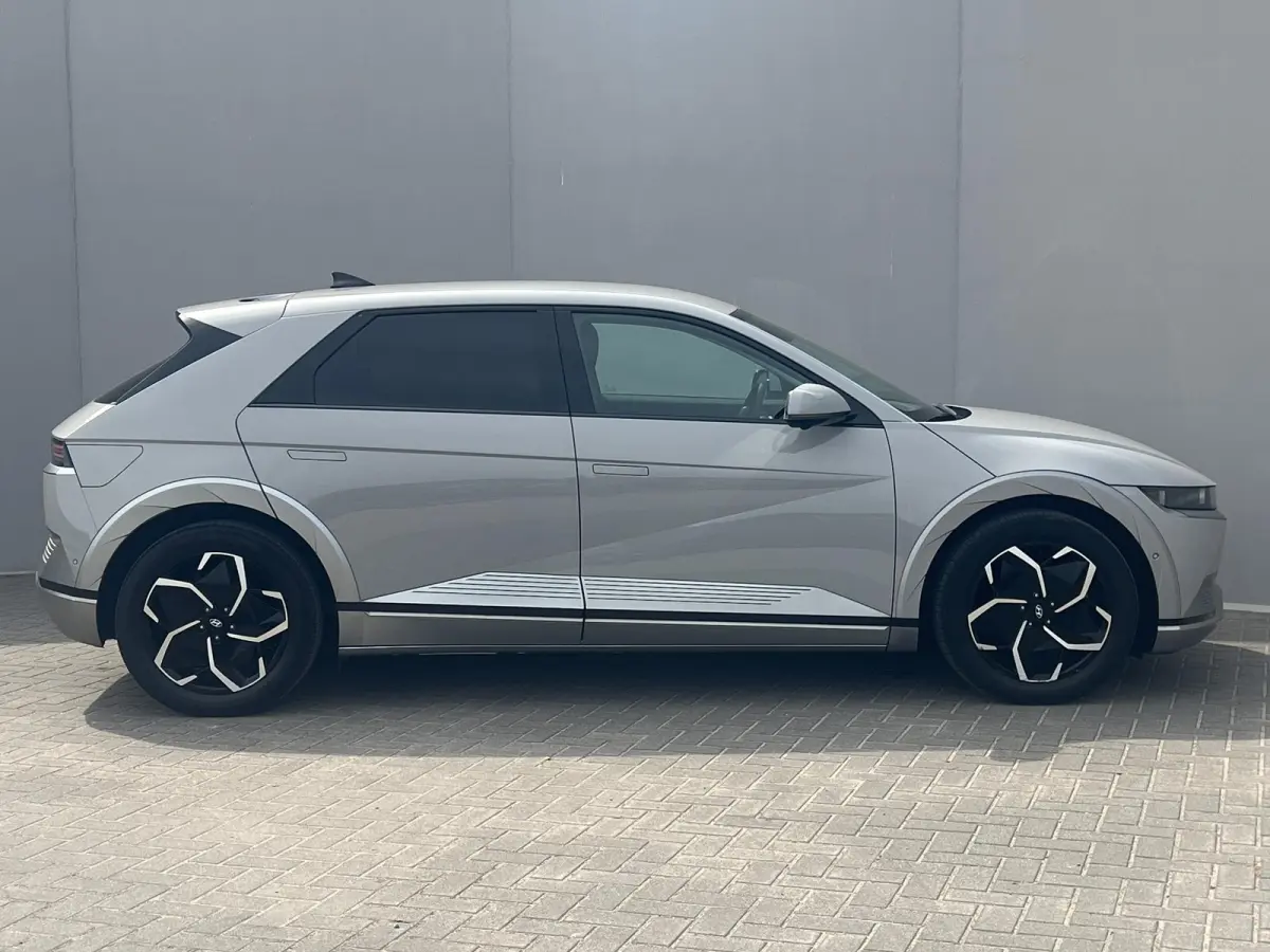 Connect 77.4 kWh / Fabrieksgarantie tot 05-2028 / Accu SoH 100 % / 1.600 kg trekgewicht / WLTP 507 km stad 710 km / CCS snel laden / Elektr. stoelen & klep / Stuur-, stoel- en achterbankverw