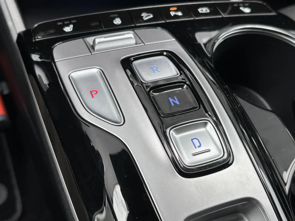 1.6 T-GDI HEV Comfort Smart / Afneembare Trekhaak / 1650 kg Trekgewicht / Stoel en Stuurverwarming / Navigatiesysteem / Apple Carplay / Android Auto / Adaptieve Cruise Control / Achteruitrij