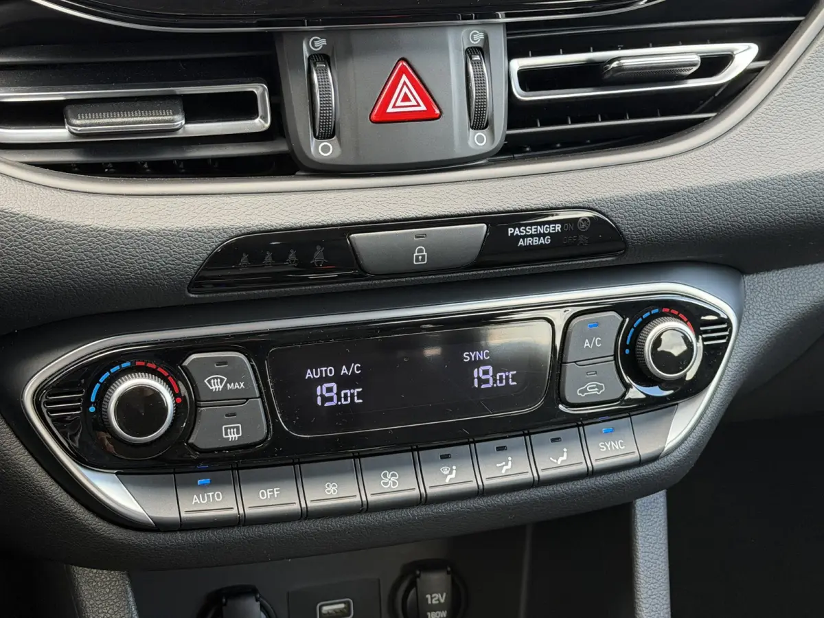 1.0 T-GDi MHEV Comfort / Facelift / NL’se Auto / Camera / Navigatie via AppleCarplay & Android auto / Parkeersensoren / Multimedia Bluetooth / DAB /