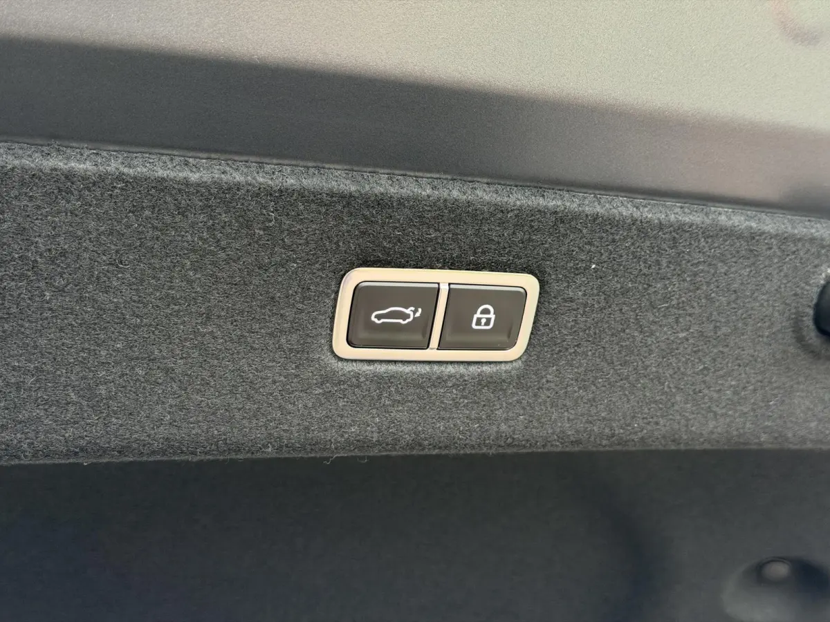 Style 53 kWh / Rijklaarprijs / Snel Leverbaar maar Beperkt Leverbaar / Dyamische Navigatie / Adaptive Cruise Control / Achteruitrijcamera / 18 Inch Lichtmetaal /