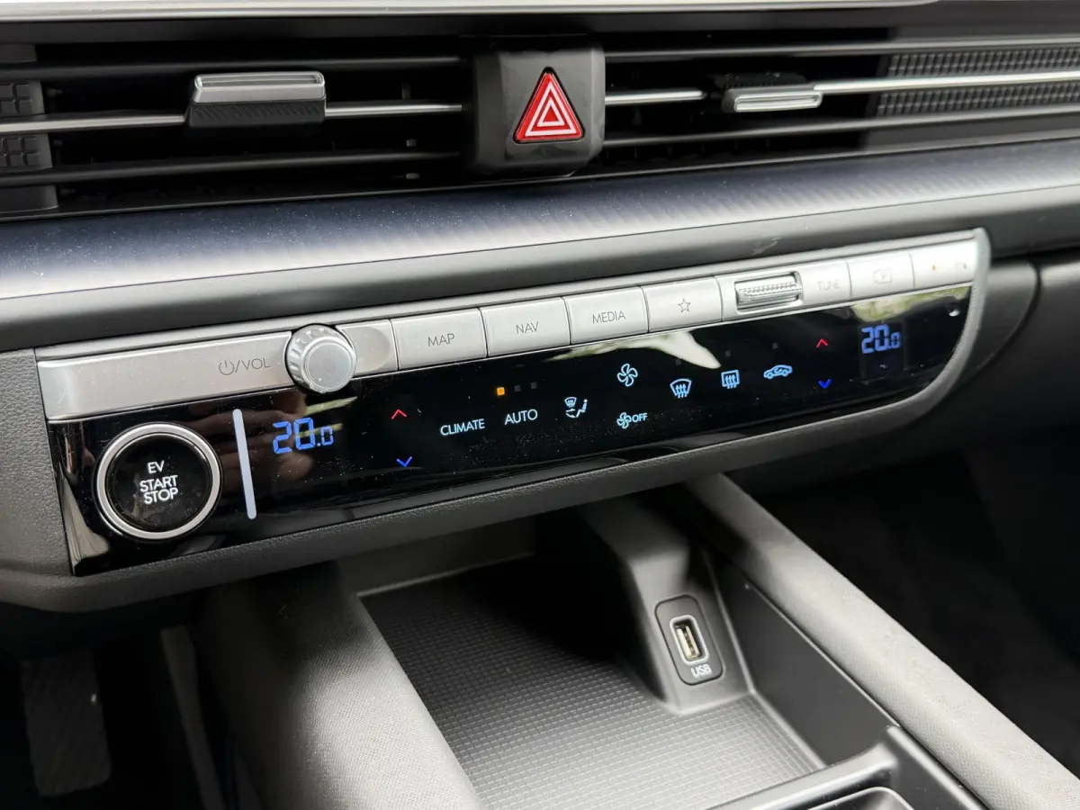 Style 53 kWh / Rijklaarprijs / Snel Leverbaar maar Beperkt Leverbaar / Dyamische Navigatie / Adaptive Cruise Control / Achteruitrijcamera / 18 Inch Lichtmetaal /