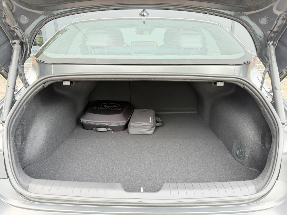 Style 53 kWh / Rijklaarprijs / Snel Leverbaar maar Beperkt Leverbaar / Dyamische Navigatie / Adaptive Cruise Control / Achteruitrijcamera / 18 Inch Lichtmetaal /