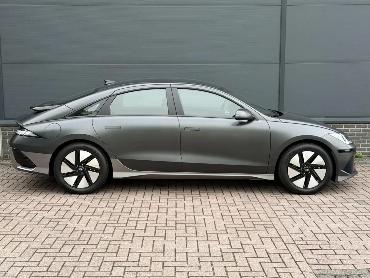 Style 53 kWh / Rijklaarprijs / Snel Leverbaar maar Beperkt Leverbaar / Dyamische Navigatie / Adaptive Cruise Control / Achteruitrijcamera / 18 Inch Lichtmetaal /