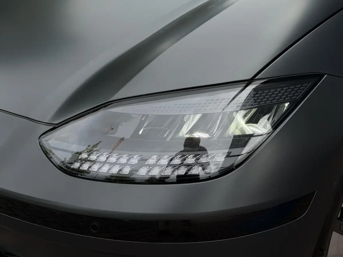 Style 53 kWh / Rijklaarprijs / Snel Leverbaar maar Beperkt Leverbaar / Dyamische Navigatie / Adaptive Cruise Control / Achteruitrijcamera / 18 Inch Lichtmetaal /