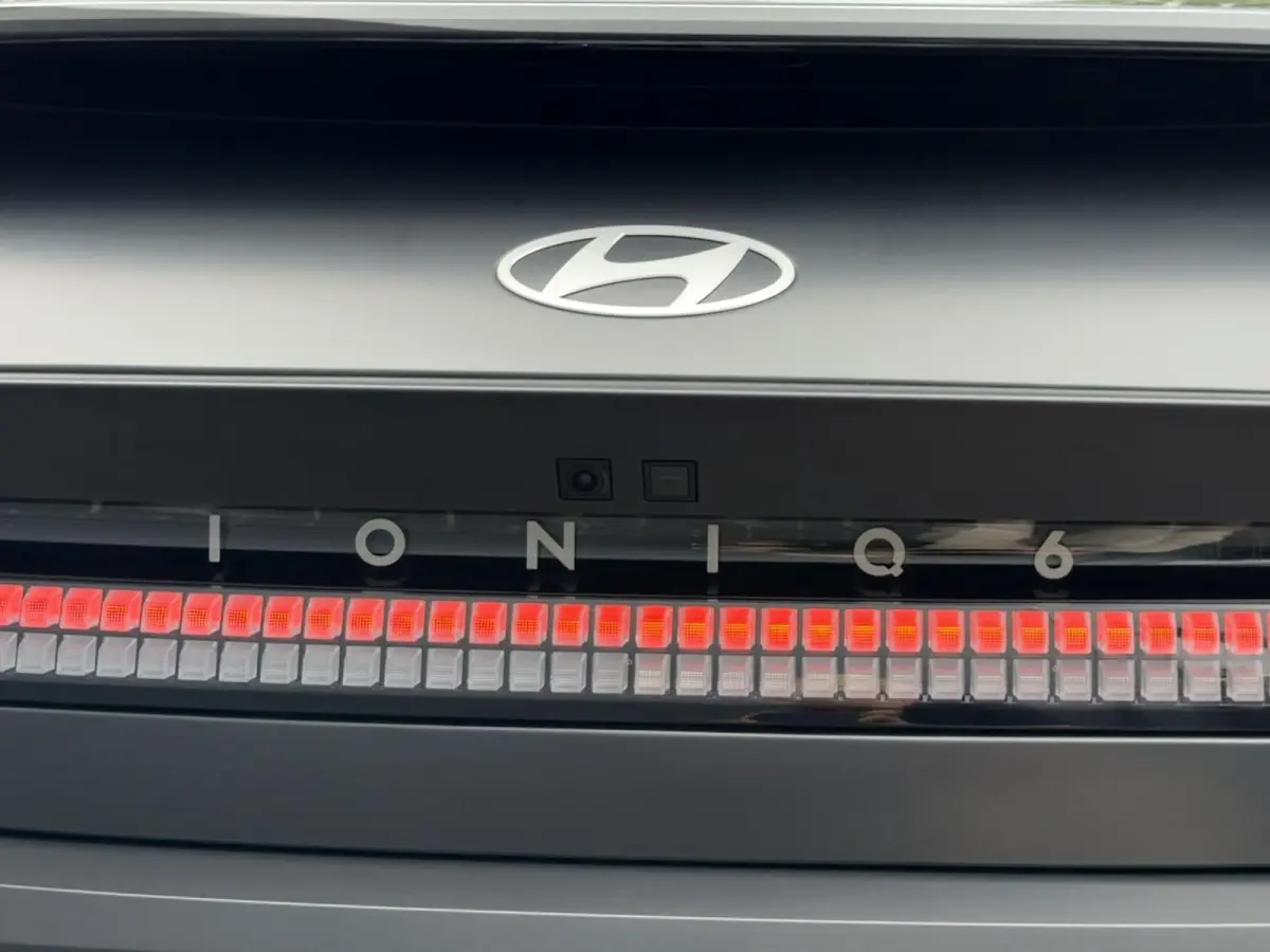 Style 53 kWh / Rijklaarprijs / Snel Leverbaar maar Beperkt Leverbaar / Dyamische Navigatie / Adaptive Cruise Control / Achteruitrijcamera / 18 Inch Lichtmetaal /