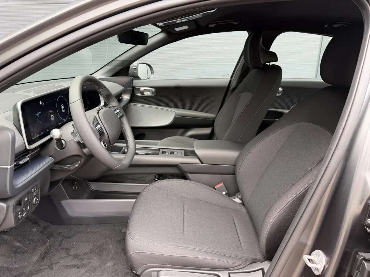 Style 53 kWh / Rijklaarprijs / Snel Leverbaar maar Beperkt Leverbaar / Dyamische Navigatie / Adaptive Cruise Control / Achteruitrijcamera / 18 Inch Lichtmetaal /