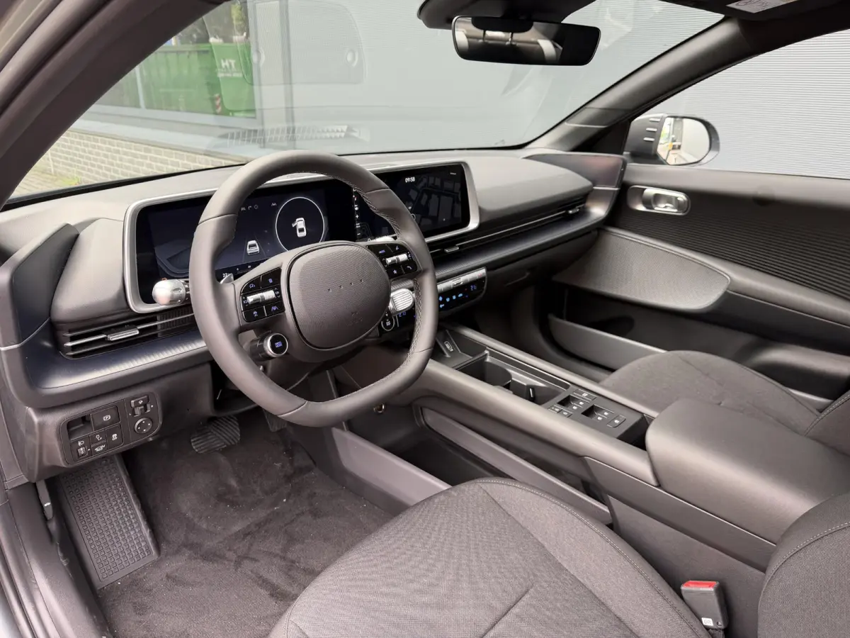 Style 53 kWh / Rijklaarprijs / Snel Leverbaar maar Beperkt Leverbaar / Dyamische Navigatie / Adaptive Cruise Control / Achteruitrijcamera / 18 Inch Lichtmetaal /