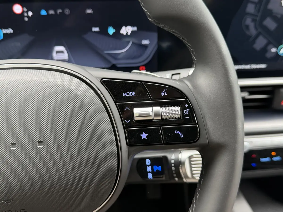 Style 53 kWh / Rijklaarprijs / Snel Leverbaar maar Beperkt Leverbaar / Dyamische Navigatie / Adaptive Cruise Control / Achteruitrijcamera / 18 Inch Lichtmetaal /