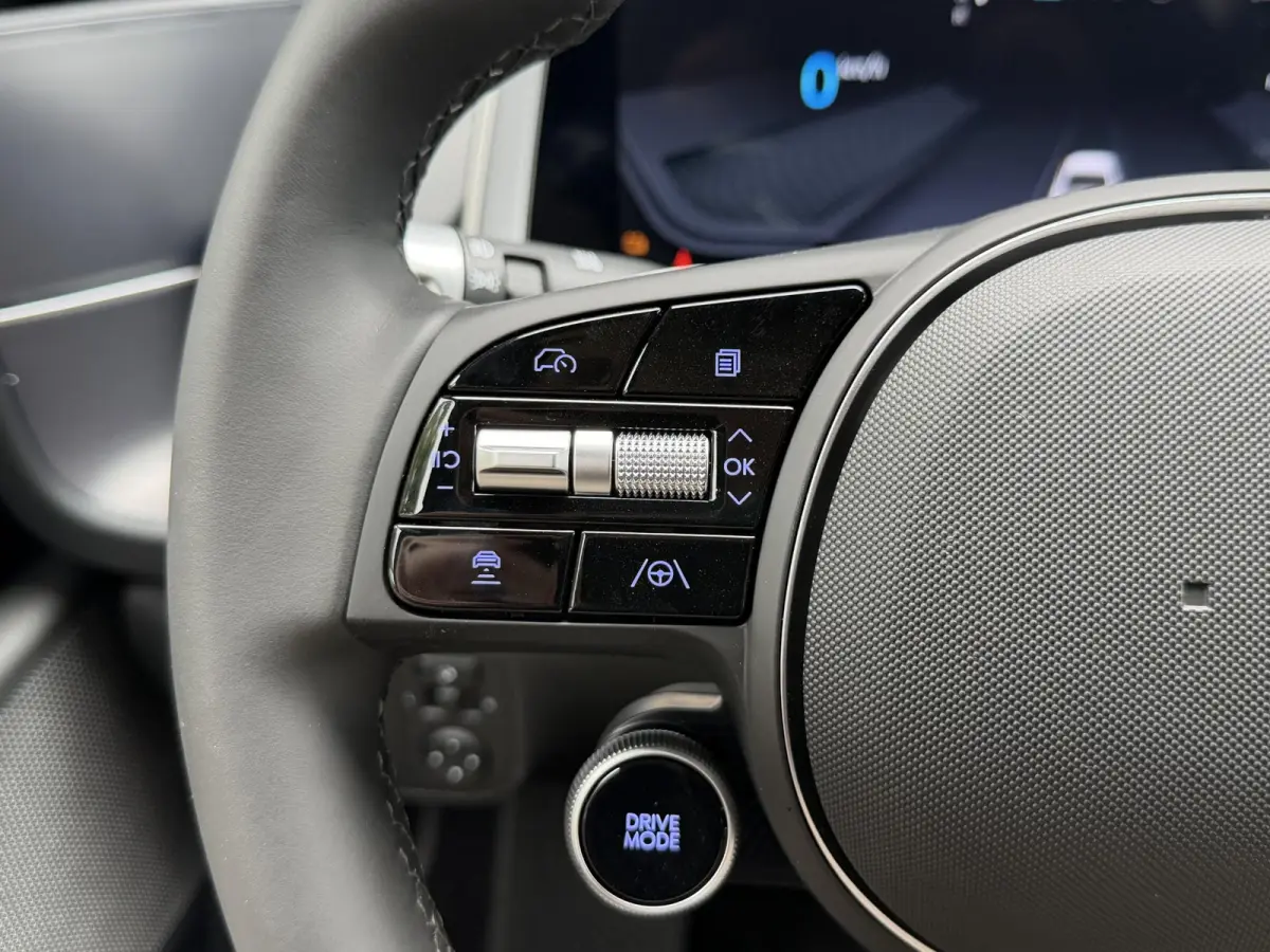Style 53 kWh / Rijklaarprijs / Snel Leverbaar maar Beperkt Leverbaar / Dyamische Navigatie / Adaptive Cruise Control / Achteruitrijcamera / 18 Inch Lichtmetaal /
