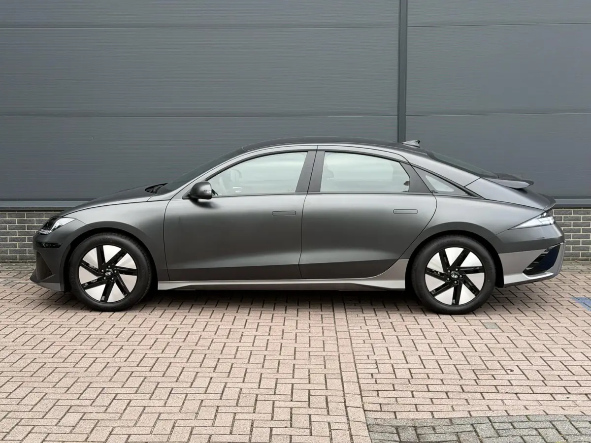 Style 53 kWh / Rijklaarprijs / Snel Leverbaar maar Beperkt Leverbaar / Dyamische Navigatie / Adaptive Cruise Control / Achteruitrijcamera / 18 Inch Lichtmetaal /