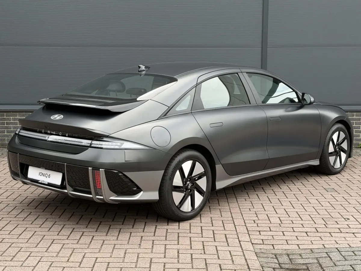 Style 53 kWh / Rijklaarprijs / Snel Leverbaar maar Beperkt Leverbaar / Dyamische Navigatie / Adaptive Cruise Control / Achteruitrijcamera / 18 Inch Lichtmetaal /