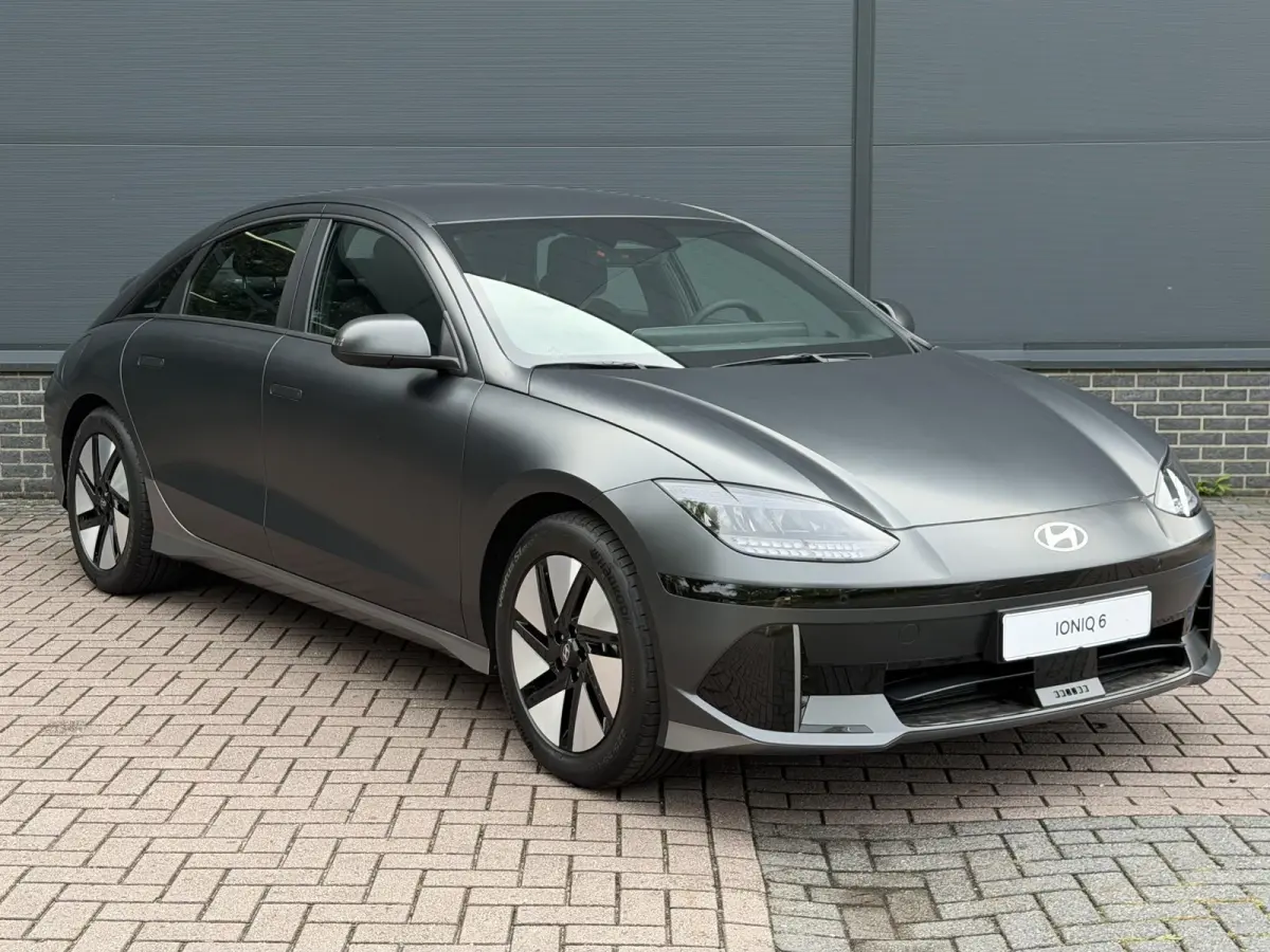 Style 53 kWh / Rijklaarprijs / Snel Leverbaar maar Beperkt Leverbaar / Dyamische Navigatie / Adaptive Cruise Control / Achteruitrijcamera / 18 Inch Lichtmetaal /