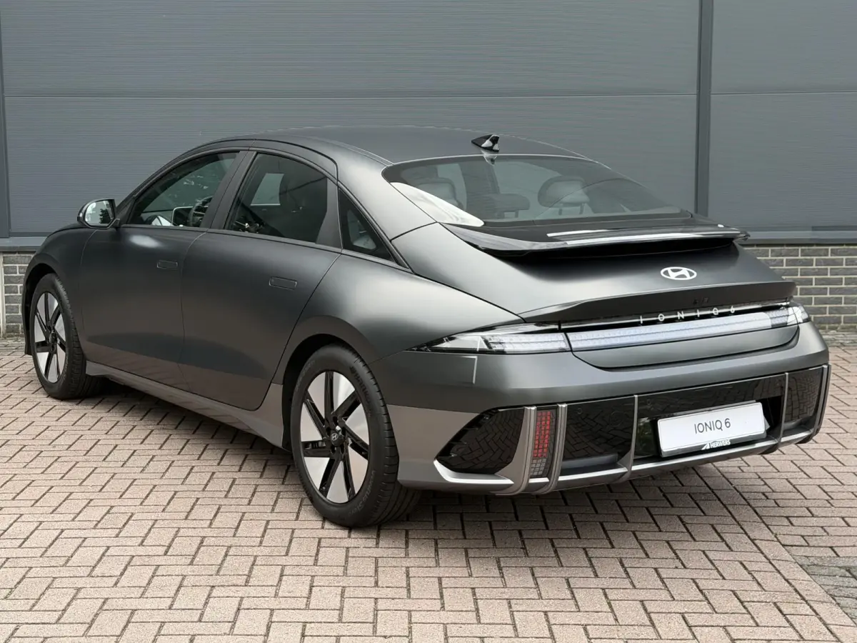 Style 53 kWh / Rijklaarprijs / Snel Leverbaar maar Beperkt Leverbaar / Dyamische Navigatie / Adaptive Cruise Control / Achteruitrijcamera / 18 Inch Lichtmetaal /