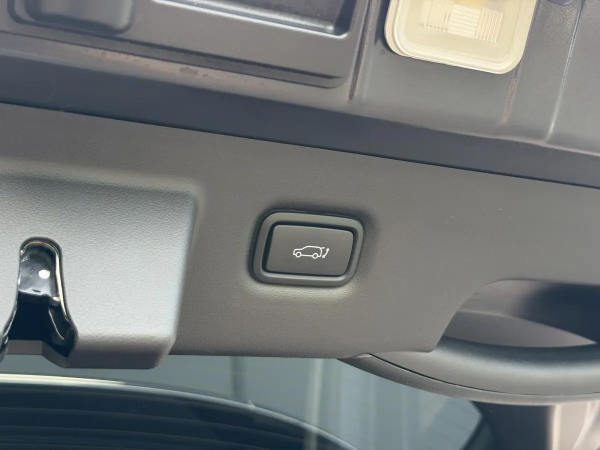 Standard Range Pure Edition 63 kWh / Snel Leverbaar / Stoelverwarming Voor + Achter / Stuurverwarming / BOSE Audio / Achteruitrijcamera / Elek. Achterklep / LED Verlichting /