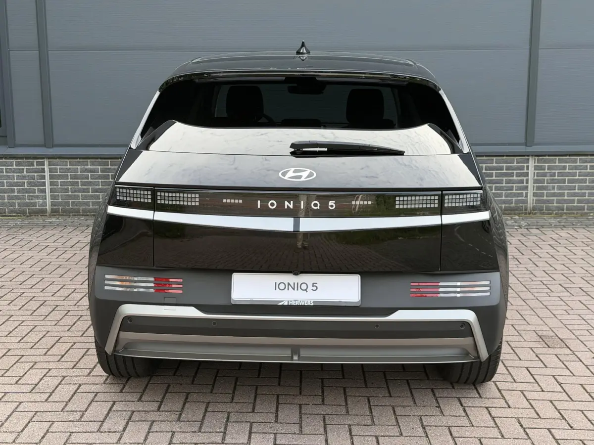 Standard Range Pure Edition 63 kWh / Snel Leverbaar / Stoelverwarming Voor + Achter / Stuurverwarming / BOSE Audio / Achteruitrijcamera / Elek. Achterklep / LED Verlichting /
