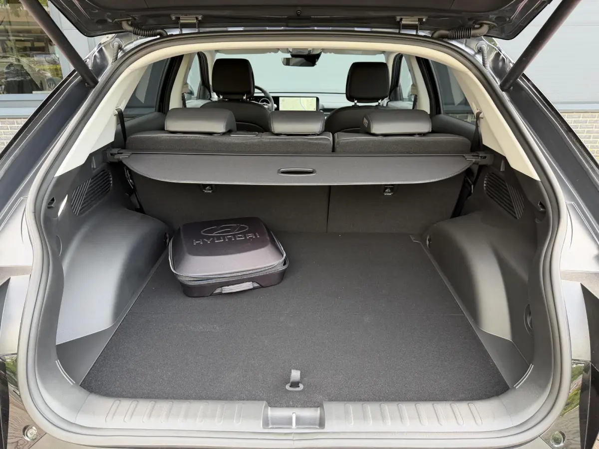 Standard Range Pure Edition 63 kWh / Snel Leverbaar / Stoelverwarming Voor + Achter / Stuurverwarming / BOSE Audio / Achteruitrijcamera / Elek. Achterklep / LED Verlichting /