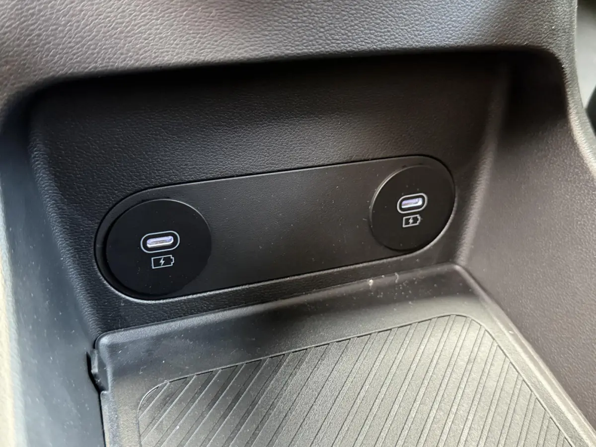 Standard Range Pure Edition 63 kWh / Snel Leverbaar / Stoelverwarming Voor + Achter / Stuurverwarming / BOSE Audio / Achteruitrijcamera / Elek. Achterklep / LED Verlichting /