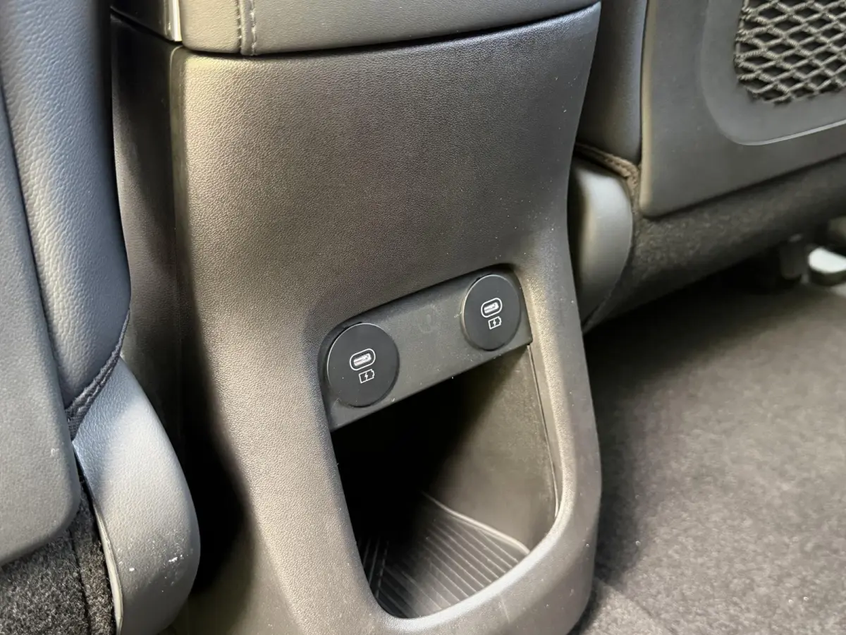 Standard Range Pure Edition 63 kWh / Snel Leverbaar / Stoelverwarming Voor + Achter / Stuurverwarming / BOSE Audio / Achteruitrijcamera / Elek. Achterklep / LED Verlichting /