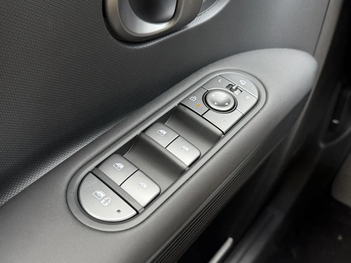 Standard Range Pure Edition 63 kWh / Snel Leverbaar / Stoelverwarming Voor + Achter / Stuurverwarming / BOSE Audio / Achteruitrijcamera / Elek. Achterklep / LED Verlichting /