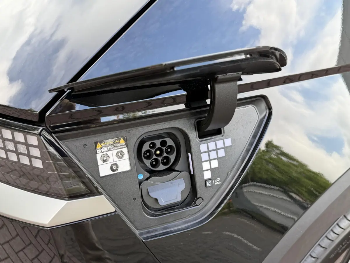 Standard Range Pure Edition 63 kWh / Snel Leverbaar / Stoelverwarming Voor + Achter / Stuurverwarming / BOSE Audio / Achteruitrijcamera / Elek. Achterklep / LED Verlichting /