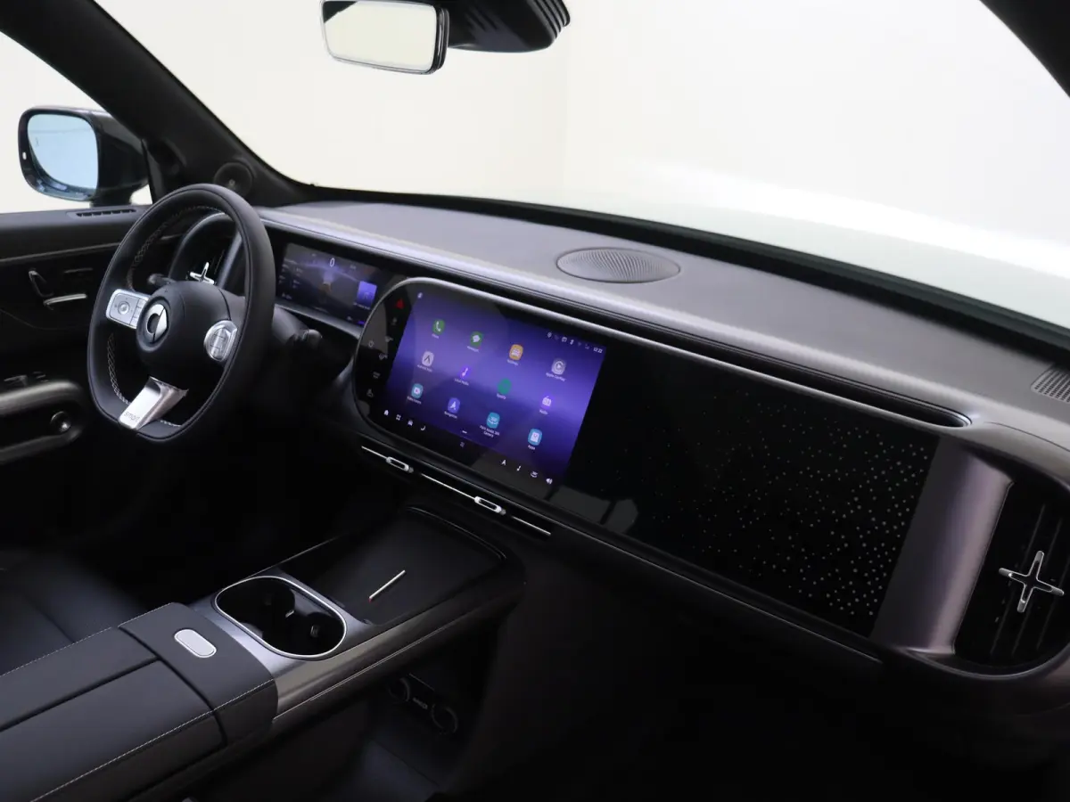 Pro / Verwarmd stuurwiel/ Keyless entry/ 13-inch OLED centraal scherm/ Stoelverwarming voorstoelen