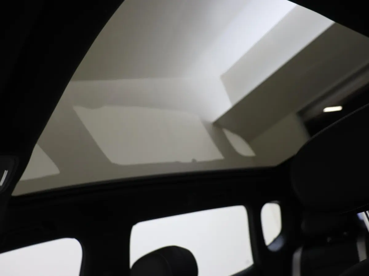 Pro / Verwarmd stuurwiel/ Keyless entry/ 13-inch OLED centraal scherm/ Stoelverwarming voorstoelen