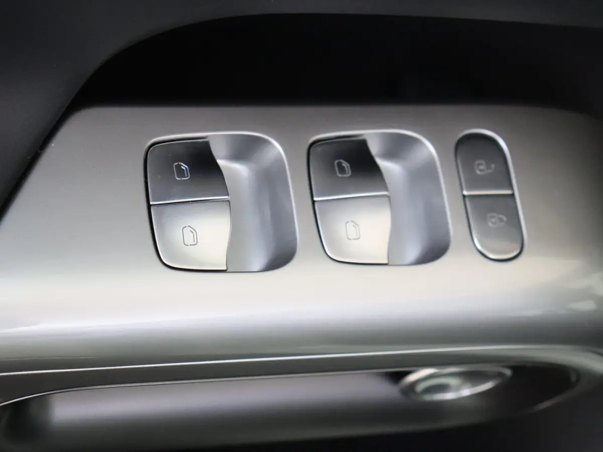 Pro / Verwarmd stuurwiel/ Keyless entry/ 13-inch OLED centraal scherm/ Stoelverwarming voorstoelen