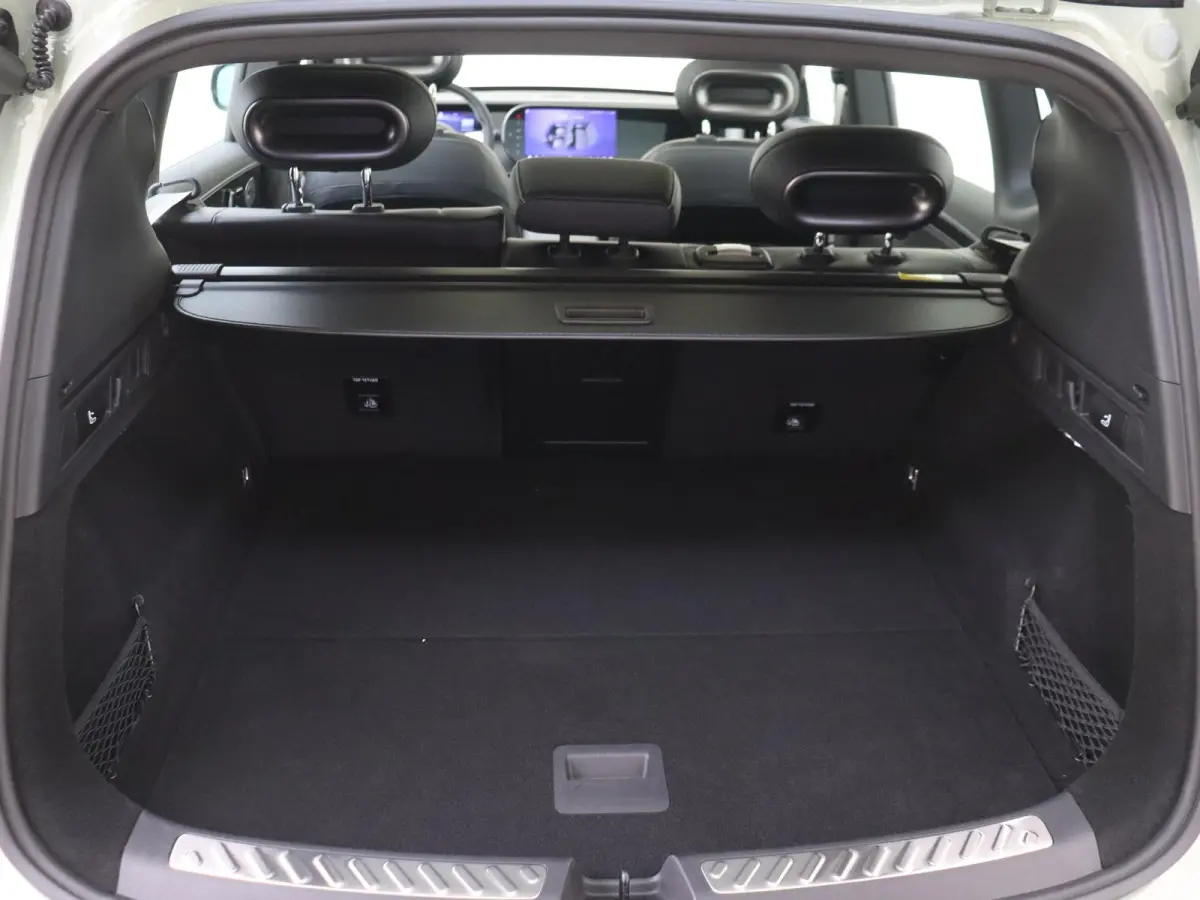 Pro / Verwarmd stuurwiel/ Keyless entry/ 13-inch OLED centraal scherm/ Stoelverwarming voorstoelen