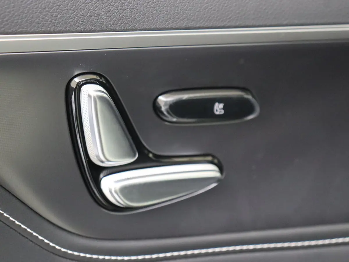 Pro / Verwarmd stuurwiel/ Keyless entry/ 13-inch OLED centraal scherm/ Stoelverwarming voorstoelen