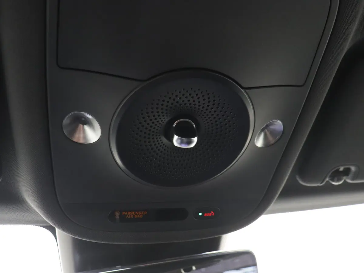 Pro / Verwarmd stuurwiel/ Keyless entry/ 13-inch OLED centraal scherm/ Stoelverwarming voorstoelen