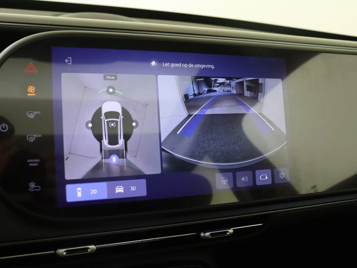 Pro / Verwarmd stuurwiel/ Keyless entry/ 13-inch OLED centraal scherm/ Stoelverwarming voorstoelen