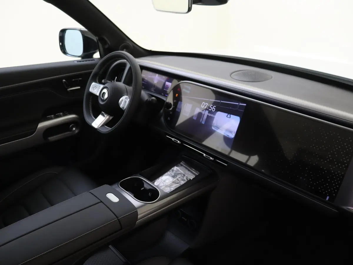 Pro / Verwarmd stuurwiel/ Keyless entry/ 13-inch OLED centraal scherm/ Stoelverwarming voorstoelen