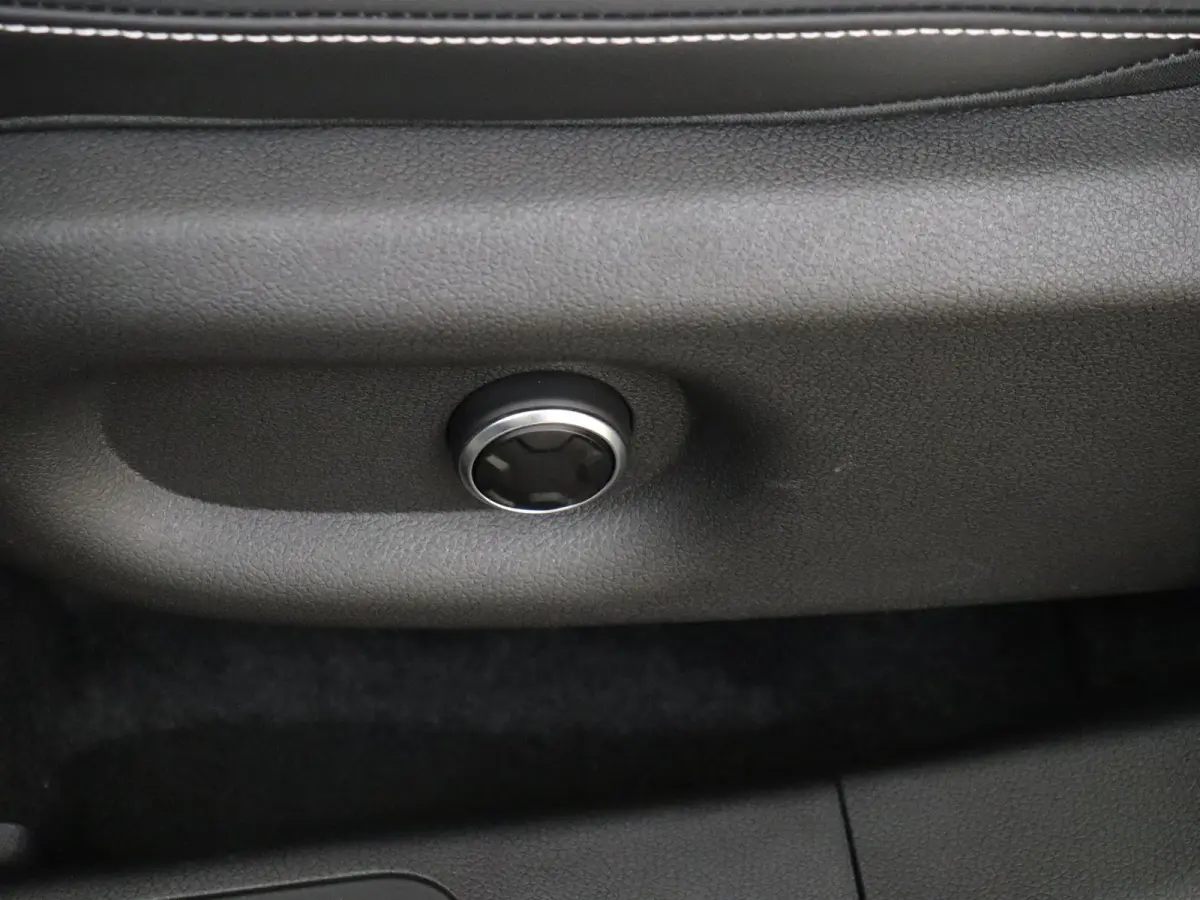 Pro / Verwarmd stuurwiel/ Keyless entry/ 13-inch OLED centraal scherm/ Stoelverwarming voorstoelen