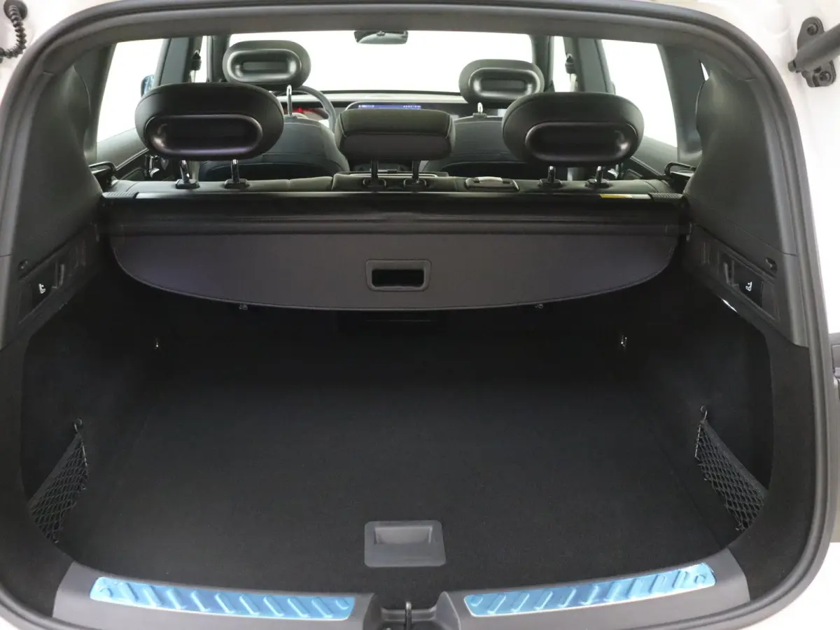 Pro / Verwarmd stuurwiel/ Keyless entry/ 13-inch OLED centraal scherm/ Stoelverwarming voorstoelen