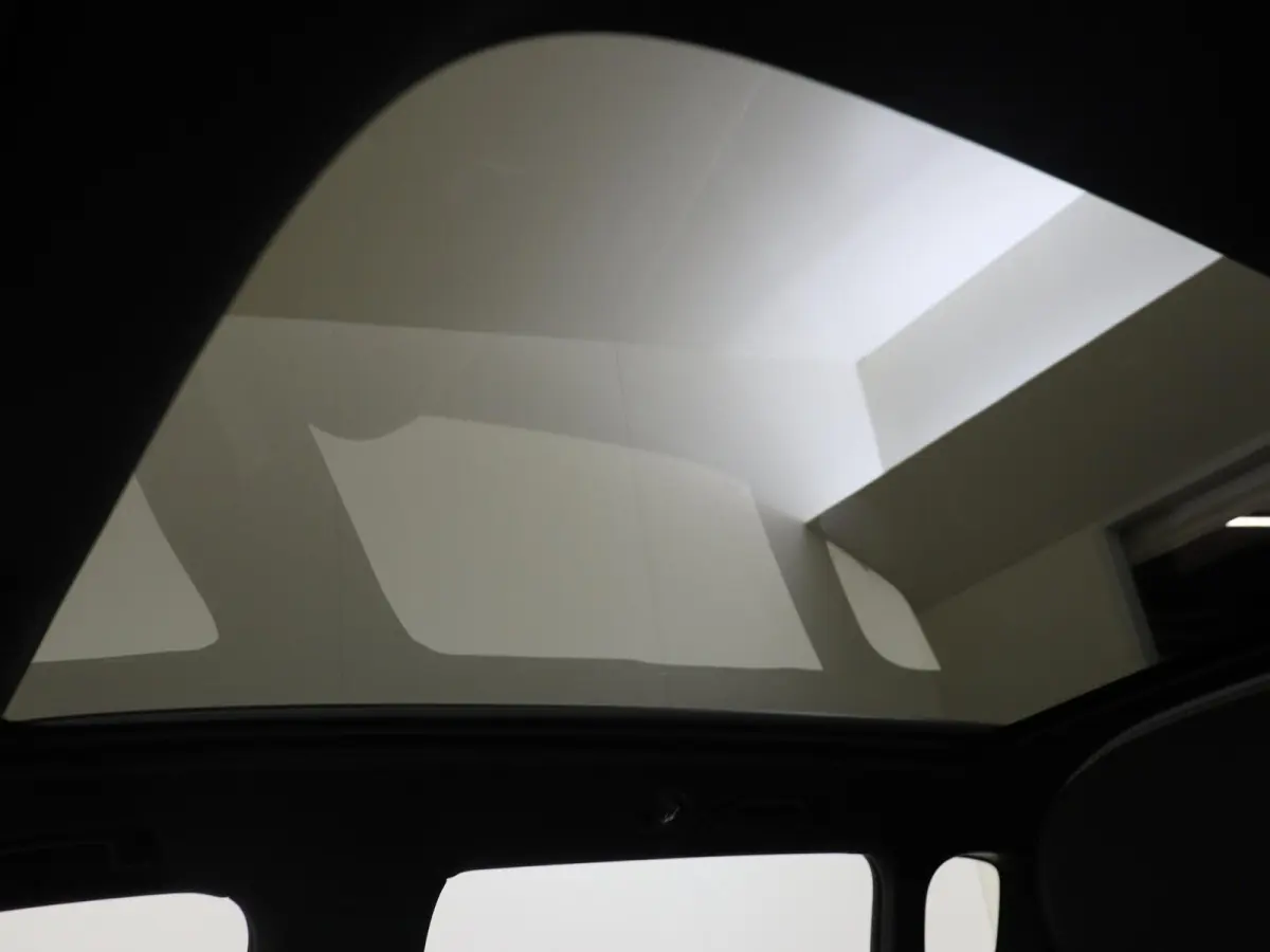 Pro / Verwarmd stuurwiel/ Keyless entry/ 13-inch OLED centraal scherm/ Stoelverwarming voorstoelen
