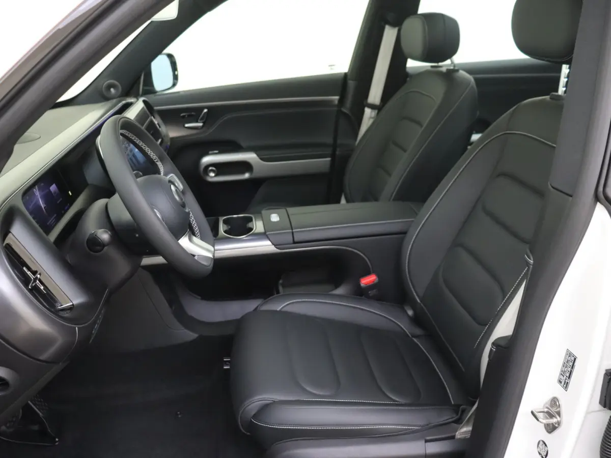 Pro / Verwarmd stuurwiel/ Keyless entry/ 13-inch OLED centraal scherm/ Stoelverwarming voorstoelen