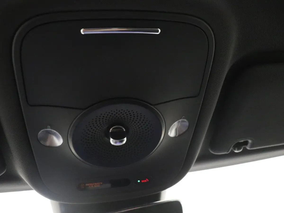 Pro / Verwarmd stuurwiel/ Keyless entry/ 13-inch OLED centraal scherm/ Stoelverwarming voorstoelen